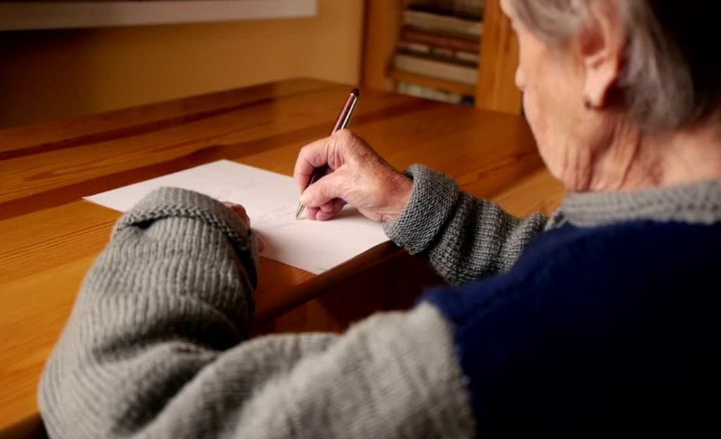 woman signs her will